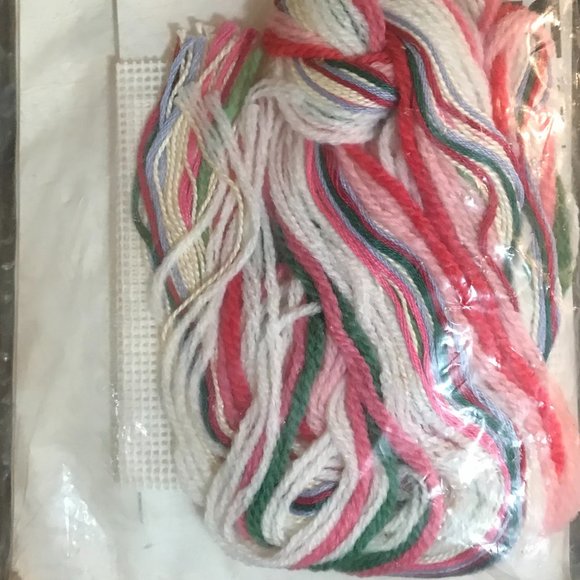 DIMENSIONS Needlepoint (FRIENDS, ROSES in Lace) - Picture 6 of 11